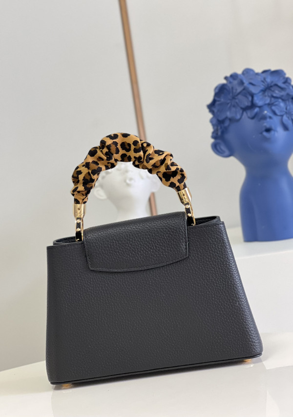 LOUIS VUITTON CAPUCINES BB [Louis1102] CELINE CHANEL ACCESSORIES LOEWE SHOES LOUIS VUITTON DIRO YSL OTHER BRAND HANDBAGS BALENCIAGA BOTTEGA VENETA GOYARD HERMES BURBERRY VALENTINO GUCCI FENDI MIUMIU CHLOE PRADA BVLGARI SUITCASE NEW ARRIVAL 