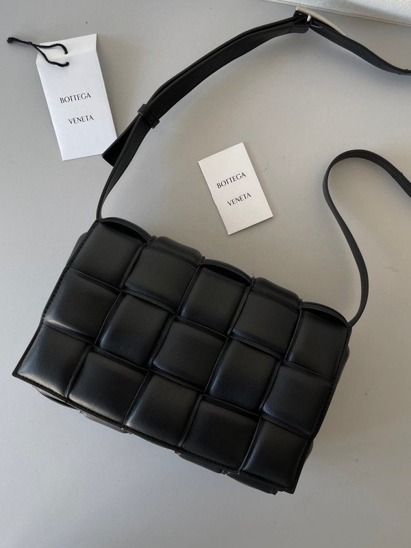 BOTTEGA VENETA CASSETTE [Bottega130] CELINE CHANEL ACCESSORIES LOEWE SHOES LOUIS VUITTON DIRO YSL OTHER BRAND HANDBAGS BALENCIAGA BOTTEGA VENETA GOYARD HERMES BURBERRY VALENTINO GUCCI FENDI MIUMIU CHLOE PRADA BVLGARI SUITCASE NEW ARRIVAL 