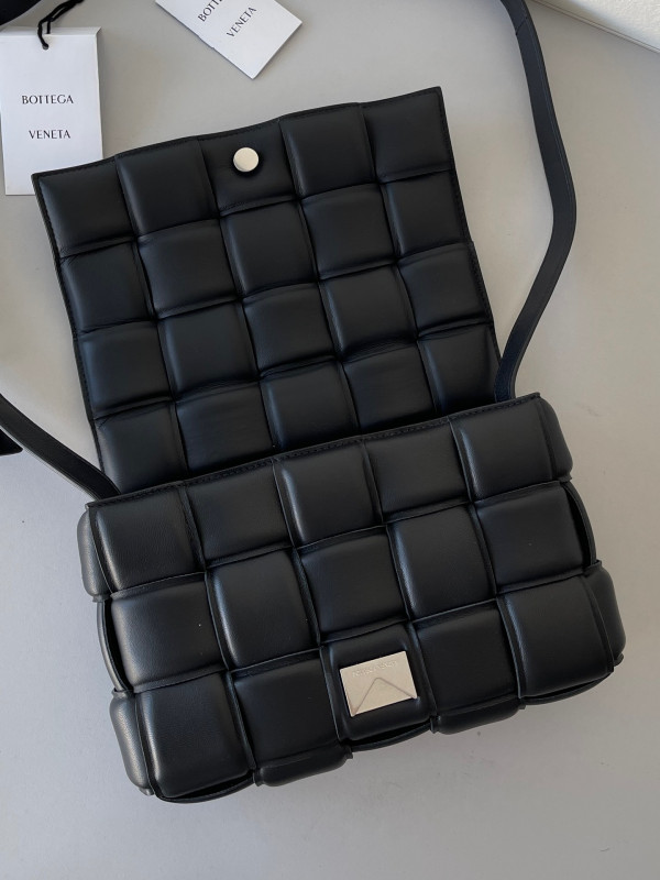 BOTTEGA VENETA CASSETTE [Bottega130] CELINE CHANEL ACCESSORIES LOEWE SHOES LOUIS VUITTON DIRO YSL OTHER BRAND HANDBAGS BALENCIAGA BOTTEGA VENETA GOYARD HERMES BURBERRY VALENTINO GUCCI FENDI MIUMIU CHLOE PRADA BVLGARI SUITCASE NEW ARRIVAL 