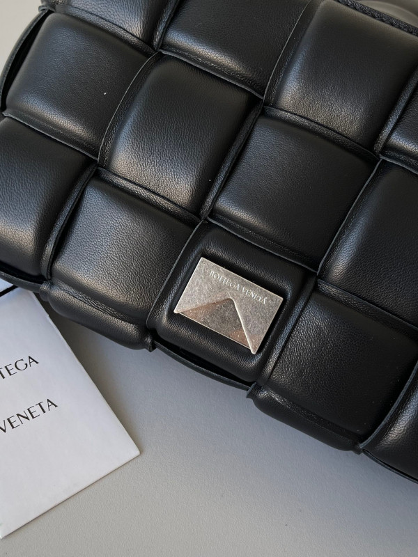 BOTTEGA VENETA CASSETTE [Bottega130] CELINE CHANEL ACCESSORIES LOEWE SHOES LOUIS VUITTON DIRO YSL OTHER BRAND HANDBAGS BALENCIAGA BOTTEGA VENETA GOYARD HERMES BURBERRY VALENTINO GUCCI FENDI MIUMIU CHLOE PRADA BVLGARI SUITCASE NEW ARRIVAL 