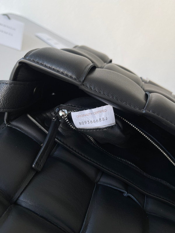 BOTTEGA VENETA CASSETTE [Bottega130] CELINE CHANEL ACCESSORIES LOEWE SHOES LOUIS VUITTON DIRO YSL OTHER BRAND HANDBAGS BALENCIAGA BOTTEGA VENETA GOYARD HERMES BURBERRY VALENTINO GUCCI FENDI MIUMIU CHLOE PRADA BVLGARI SUITCASE NEW ARRIVAL 