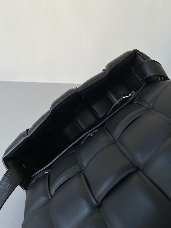 BOTTEGA VENETA CASSETTE [Bottega130] CELINE CHANEL ACCESSORIES LOEWE SHOES LOUIS VUITTON DIRO YSL OTHER BRAND HANDBAGS BALENCIAGA BOTTEGA VENETA GOYARD HERMES BURBERRY VALENTINO GUCCI FENDI MIUMIU CHLOE PRADA BVLGARI SUITCASE NEW ARRIVAL 