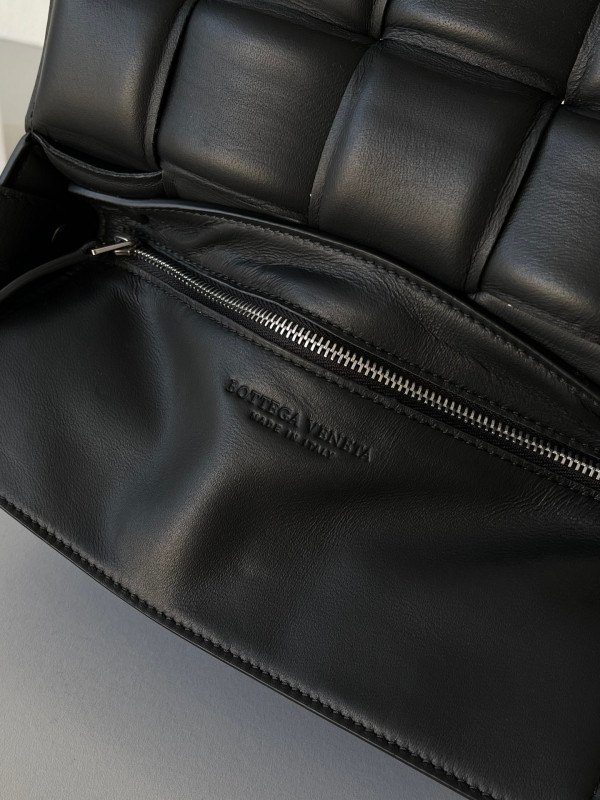 BOTTEGA VENETA CASSETTE [Bottega130] CELINE CHANEL ACCESSORIES LOEWE SHOES LOUIS VUITTON DIRO YSL OTHER BRAND HANDBAGS BALENCIAGA BOTTEGA VENETA GOYARD HERMES BURBERRY VALENTINO GUCCI FENDI MIUMIU CHLOE PRADA BVLGARI SUITCASE NEW ARRIVAL 