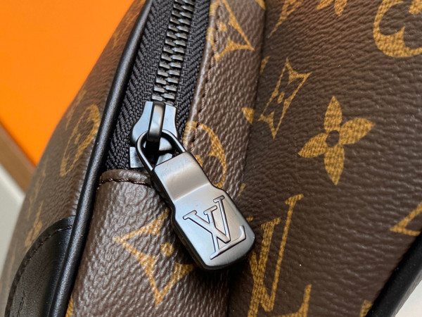 LOUIS VUITTON CHRISTOPHER BUMBAG [M45337] CELINE CHANEL ACCESSORIES LOEWE SHOES LOUIS VUITTON DIRO YSL OTHER BRAND HANDBAGS BALENCIAGA BOTTEGA VENETA GOYARD HERMES BURBERRY VALENTINO GUCCI FENDI MIUMIU CHLOE PRADA BVLGARI SUITCASE NEW ARRIVAL 