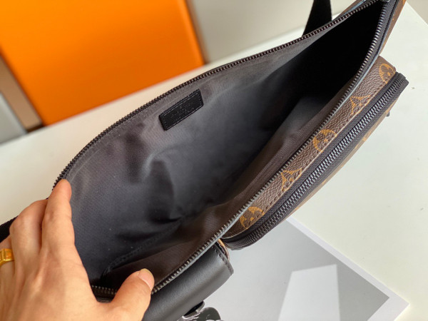 LOUIS VUITTON CHRISTOPHER BUMBAG [M45337] CELINE CHANEL ACCESSORIES LOEWE SHOES LOUIS VUITTON DIRO YSL OTHER BRAND HANDBAGS BALENCIAGA BOTTEGA VENETA GOYARD HERMES BURBERRY VALENTINO GUCCI FENDI MIUMIU CHLOE PRADA BVLGARI SUITCASE NEW ARRIVAL 