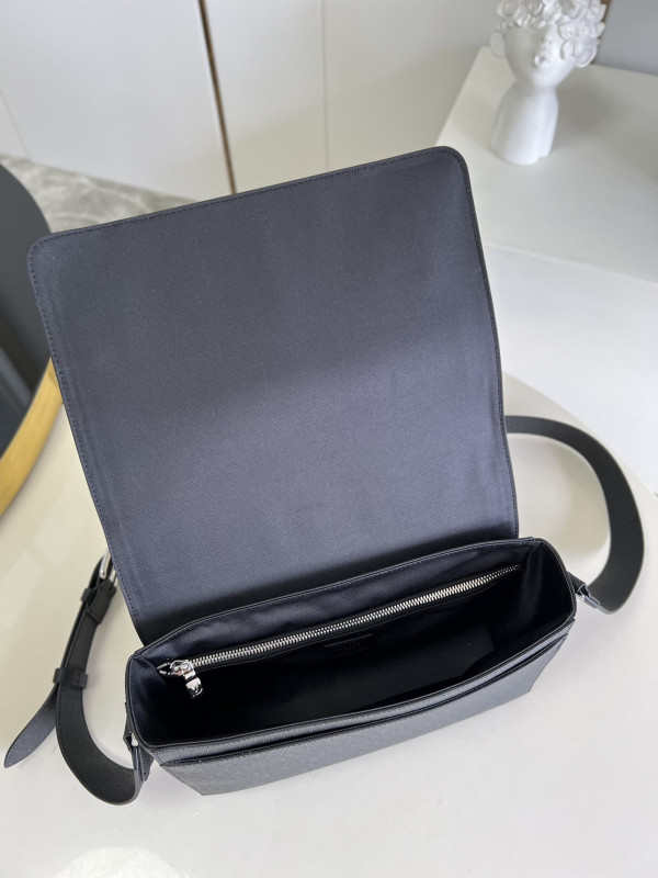 LOUIS VUITTON NEW FLAP MESSENGER (image for) LOUIS VUITTON NEW FLAP MESSENGER