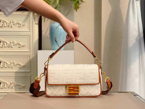 FENDI BAGUETTE (image for) FENDI BAGUETTE