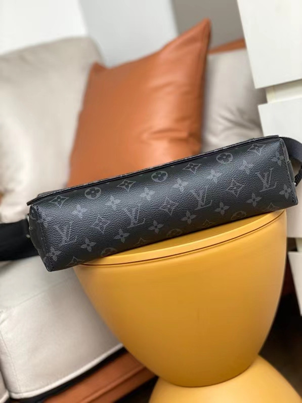 LOUIS VUITTON DISTRICT MM [M45271] CELINE CHANEL ACCESSORIES LOEWE SHOES LOUIS VUITTON DIRO YSL OTHER BRAND HANDBAGS BALENCIAGA BOTTEGA VENETA GOYARD HERMES BURBERRY VALENTINO GUCCI FENDI MIUMIU CHLOE PRADA BVLGARI SUITCASE NEW ARRIVAL 
