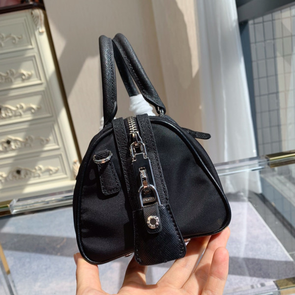 PRADA Re-Edition 2005 Nylon Bag [1BB846-3] CELINE CHANEL ACCESSORIES LOEWE SHOES LOUIS VUITTON DIRO YSL OTHER BRAND HANDBAGS BALENCIAGA BOTTEGA VENETA GOYARD HERMES BURBERRY VALENTINO GUCCI FENDI MIUMIU CHLOE PRADA BVLGARI SUITCASE NEW ARRIVAL 