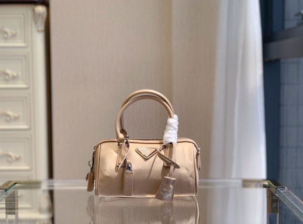 PRADA Re-Edition 2005 Nylon Bag [1BB846-2] CELINE CHANEL ACCESSORIES LOEWE SHOES LOUIS VUITTON DIRO YSL OTHER BRAND HANDBAGS BALENCIAGA BOTTEGA VENETA GOYARD HERMES BURBERRY VALENTINO GUCCI FENDI MIUMIU CHLOE PRADA BVLGARI SUITCASE NEW ARRIVAL 