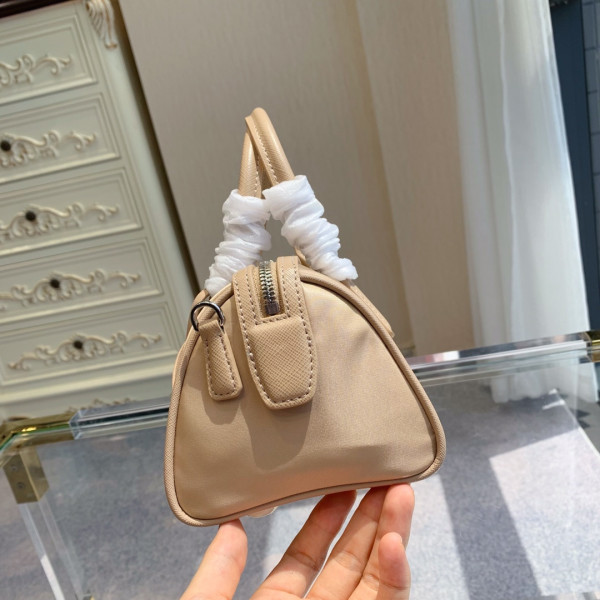 PRADA Re-Edition 2005 Nylon Bag [1BB846-2] CELINE CHANEL ACCESSORIES LOEWE SHOES LOUIS VUITTON DIRO YSL OTHER BRAND HANDBAGS BALENCIAGA BOTTEGA VENETA GOYARD HERMES BURBERRY VALENTINO GUCCI FENDI MIUMIU CHLOE PRADA BVLGARI SUITCASE NEW ARRIVAL 