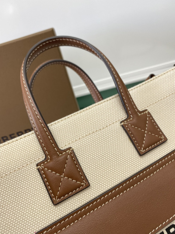 BURBERRY Mini Freya TOTE [Burberry171] CELINE CHANEL ACCESSORIES LOEWE SHOES LOUIS VUITTON DIRO YSL OTHER BRAND HANDBAGS BALENCIAGA BOTTEGA VENETA GOYARD HERMES BURBERRY VALENTINO GUCCI FENDI MIUMIU CHLOE PRADA BVLGARI SUITCASE NEW ARRIVAL 