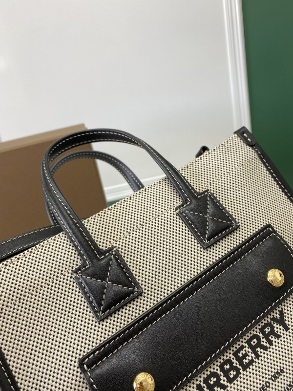 BURBERRY Mini Freya TOTE [Burberry170] CELINE CHANEL ACCESSORIES LOEWE SHOES LOUIS VUITTON DIRO YSL OTHER BRAND HANDBAGS BALENCIAGA BOTTEGA VENETA GOYARD HERMES BURBERRY VALENTINO GUCCI FENDI MIUMIU CHLOE PRADA BVLGARI SUITCASE NEW ARRIVAL 