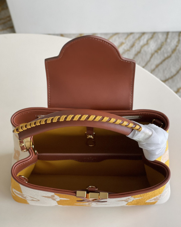 LOUIS VUITTON CAPUCINES BB [M57651] CELINE CHANEL ACCESSORIES LOEWE SHOES LOUIS VUITTON DIRO YSL OTHER BRAND HANDBAGS BALENCIAGA BOTTEGA VENETA GOYARD HERMES BURBERRY VALENTINO GUCCI FENDI MIUMIU CHLOE PRADA BVLGARI SUITCASE NEW ARRIVAL 