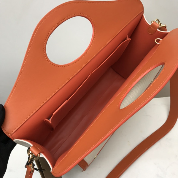 BURBERRY Medium Two-tone Canvas and Leather Pocket Tote [Burberry165] CELINE CHANEL ACCESSORIES LOEWE SHOES LOUIS VUITTON DIRO YSL OTHER BRAND HANDBAGS BALENCIAGA BOTTEGA VENETA GOYARD HERMES BURBERRY VALENTINO GUCCI FENDI MIUMIU CHLOE PRADA BVLGARI SUITCASE NEW ARRIVAL 