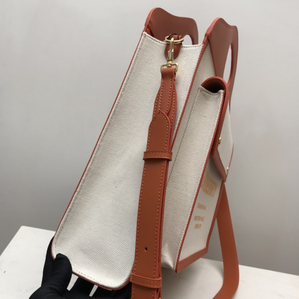 BURBERRY Medium Two-tone Canvas and Leather Pocket Tote [Burberry165] CELINE CHANEL ACCESSORIES LOEWE SHOES LOUIS VUITTON DIRO YSL OTHER BRAND HANDBAGS BALENCIAGA BOTTEGA VENETA GOYARD HERMES BURBERRY VALENTINO GUCCI FENDI MIUMIU CHLOE PRADA BVLGARI SUITCASE NEW ARRIVAL 