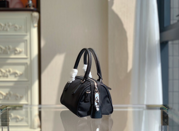 (image for) PRADA Re-Edition 2005 Nylon Bag