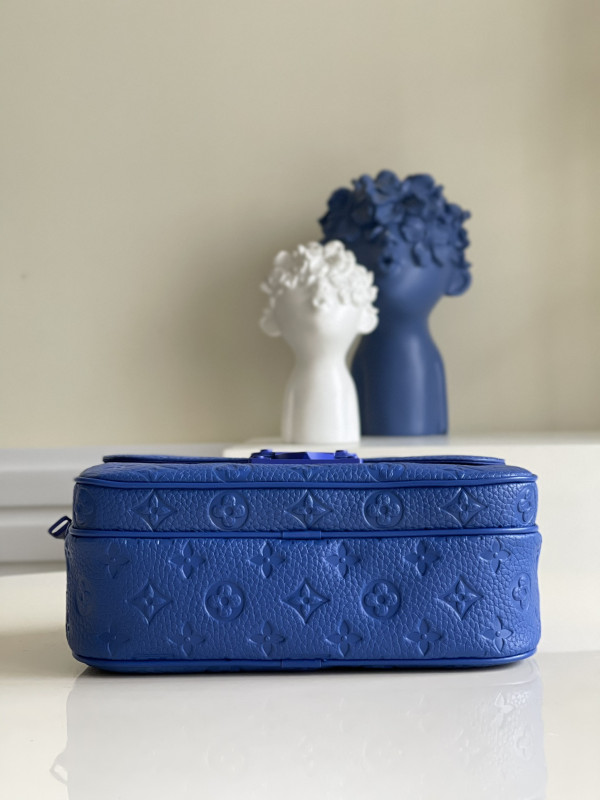 LOUIS VUITTON S LOCK MESSENGER [M58488] CELINE CHANEL ACCESSORIES LOEWE SHOES LOUIS VUITTON DIRO YSL OTHER BRAND HANDBAGS BALENCIAGA BOTTEGA VENETA GOYARD HERMES BURBERRY VALENTINO GUCCI FENDI MIUMIU CHLOE PRADA BVLGARI SUITCASE NEW ARRIVAL 