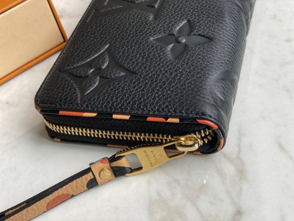 LOUIS VUITTON ZIPPY WALLET [M80680] CELINE CHANEL ACCESSORIES LOEWE SHOES LOUIS VUITTON DIRO YSL OTHER BRAND HANDBAGS BALENCIAGA BOTTEGA VENETA GOYARD HERMES BURBERRY VALENTINO GUCCI FENDI MIUMIU CHLOE PRADA BVLGARI SUITCASE NEW ARRIVAL 
