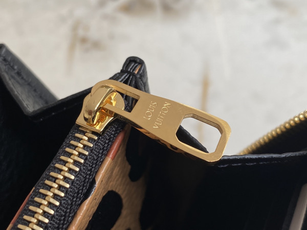 LOUIS VUITTON ZIPPY WALLET [M80680] CELINE CHANEL ACCESSORIES LOEWE SHOES LOUIS VUITTON DIRO YSL OTHER BRAND HANDBAGS BALENCIAGA BOTTEGA VENETA GOYARD HERMES BURBERRY VALENTINO GUCCI FENDI MIUMIU CHLOE PRADA BVLGARI SUITCASE NEW ARRIVAL 