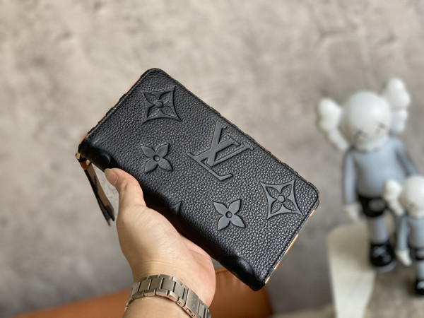 LOUIS VUITTON ZIPPY WALLET [M80680] CELINE CHANEL ACCESSORIES LOEWE SHOES LOUIS VUITTON DIRO YSL OTHER BRAND HANDBAGS BALENCIAGA BOTTEGA VENETA GOYARD HERMES BURBERRY VALENTINO GUCCI FENDI MIUMIU CHLOE PRADA BVLGARI SUITCASE NEW ARRIVAL 