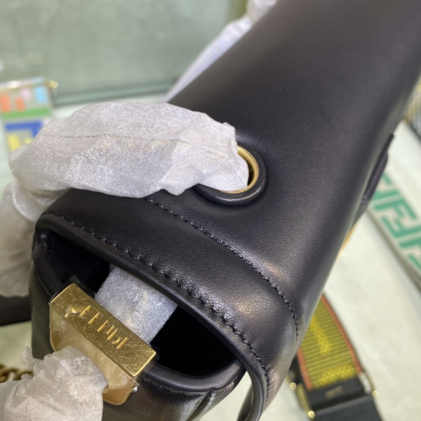FENDI BAGUETTE CHAIN [Fendi373] CELINE CHANEL ACCESSORIES LOEWE SHOES LOUIS VUITTON DIRO YSL OTHER BRAND HANDBAGS BALENCIAGA BOTTEGA VENETA GOYARD HERMES BURBERRY VALENTINO GUCCI FENDI MIUMIU CHLOE PRADA BVLGARI SUITCASE NEW ARRIVAL 