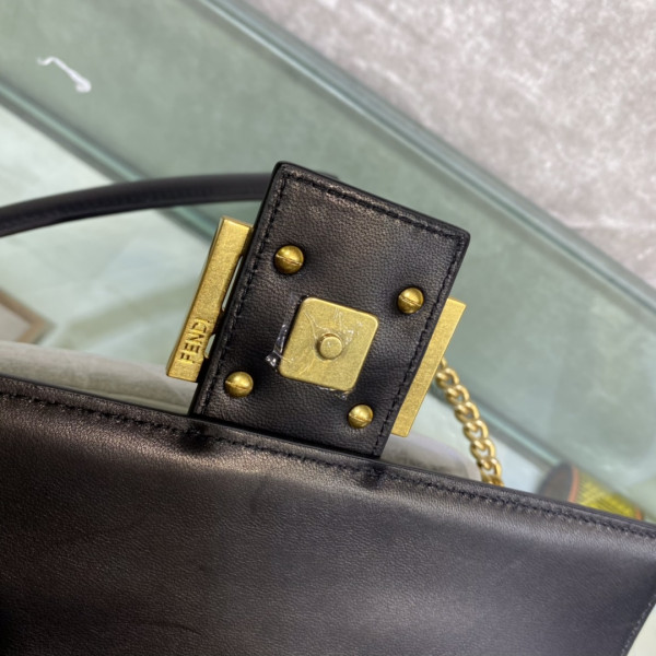 FENDI BAGUETTE CHAIN [Fendi373] CELINE CHANEL ACCESSORIES LOEWE SHOES LOUIS VUITTON DIRO YSL OTHER BRAND HANDBAGS BALENCIAGA BOTTEGA VENETA GOYARD HERMES BURBERRY VALENTINO GUCCI FENDI MIUMIU CHLOE PRADA BVLGARI SUITCASE NEW ARRIVAL 