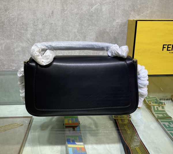 FENDI BAGUETTE CHAIN [Fendi373] CELINE CHANEL ACCESSORIES LOEWE SHOES LOUIS VUITTON DIRO YSL OTHER BRAND HANDBAGS BALENCIAGA BOTTEGA VENETA GOYARD HERMES BURBERRY VALENTINO GUCCI FENDI MIUMIU CHLOE PRADA BVLGARI SUITCASE NEW ARRIVAL 