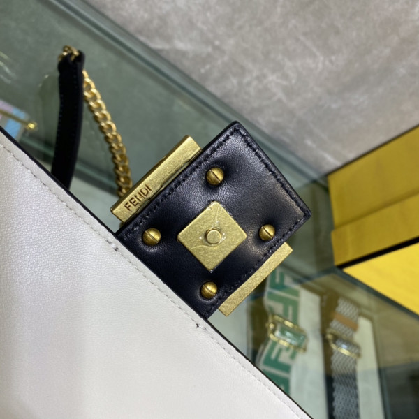 FENDI BAGUETTE CHAIN [Fendi372] CELINE CHANEL ACCESSORIES LOEWE SHOES LOUIS VUITTON DIRO YSL OTHER BRAND HANDBAGS BALENCIAGA BOTTEGA VENETA GOYARD HERMES BURBERRY VALENTINO GUCCI FENDI MIUMIU CHLOE PRADA BVLGARI SUITCASE NEW ARRIVAL 