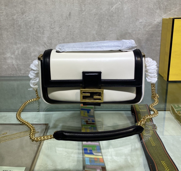 FENDI BAGUETTE CHAIN [Fendi372] CELINE CHANEL ACCESSORIES LOEWE SHOES LOUIS VUITTON DIRO YSL OTHER BRAND HANDBAGS BALENCIAGA BOTTEGA VENETA GOYARD HERMES BURBERRY VALENTINO GUCCI FENDI MIUMIU CHLOE PRADA BVLGARI SUITCASE NEW ARRIVAL 