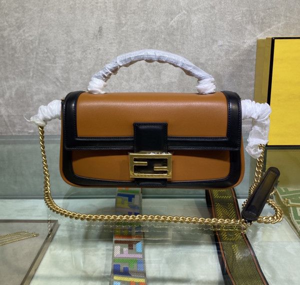 FENDI BAGUETTE CHAIN [Fendi371] CELINE CHANEL ACCESSORIES LOEWE SHOES LOUIS VUITTON DIRO YSL OTHER BRAND HANDBAGS BALENCIAGA BOTTEGA VENETA GOYARD HERMES BURBERRY VALENTINO GUCCI FENDI MIUMIU CHLOE PRADA BVLGARI SUITCASE NEW ARRIVAL 