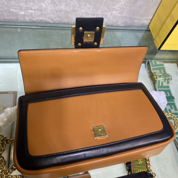 FENDI BAGUETTE CHAIN [Fendi371] CELINE CHANEL ACCESSORIES LOEWE SHOES LOUIS VUITTON DIRO YSL OTHER BRAND HANDBAGS BALENCIAGA BOTTEGA VENETA GOYARD HERMES BURBERRY VALENTINO GUCCI FENDI MIUMIU CHLOE PRADA BVLGARI SUITCASE NEW ARRIVAL 