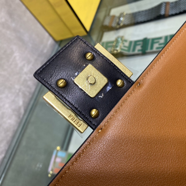 FENDI BAGUETTE CHAIN [Fendi371] CELINE CHANEL ACCESSORIES LOEWE SHOES LOUIS VUITTON DIRO YSL OTHER BRAND HANDBAGS BALENCIAGA BOTTEGA VENETA GOYARD HERMES BURBERRY VALENTINO GUCCI FENDI MIUMIU CHLOE PRADA BVLGARI SUITCASE NEW ARRIVAL 