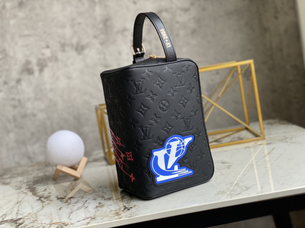(image for) LOUIS VUITTON LVXNBA CLOAKROOM DOPP KIT
