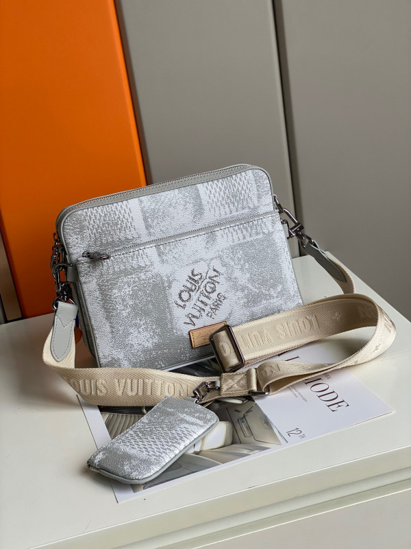 (image for) LOUIS VUITTON TRIO MESSENGER