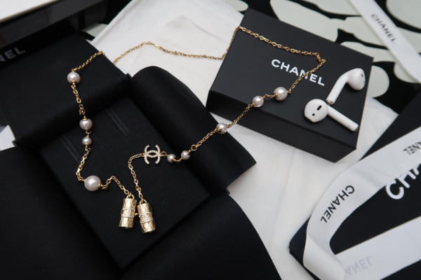 (image for) CL AIRPODS NECKLACE