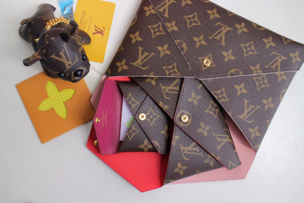 LOUIS VUITTON KIRIGAMI POCHETTE [M62034] CELINE CHANEL ACCESSORIES LOEWE SHOES LOUIS VUITTON DIRO YSL OTHER BRAND HANDBAGS BALENCIAGA BOTTEGA VENETA GOYARD HERMES BURBERRY VALENTINO GUCCI FENDI MIUMIU CHLOE PRADA BVLGARI SUITCASE NEW ARRIVAL 