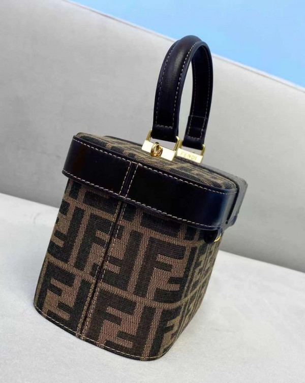 FENDI HANDLE BAG [Fendi341] CELINE CHANEL ACCESSORIES LOEWE SHOES LOUIS VUITTON DIRO YSL OTHER BRAND HANDBAGS BALENCIAGA BOTTEGA VENETA GOYARD HERMES BURBERRY VALENTINO GUCCI FENDI MIUMIU CHLOE PRADA BVLGARI SUITCASE NEW ARRIVAL 