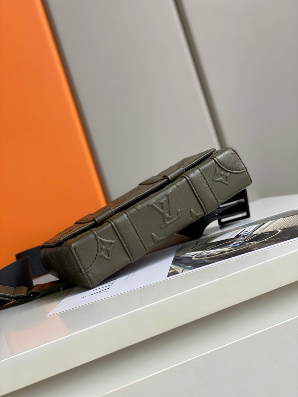 (image for) LOUIS VUITTON TRUNK SLINGBAG