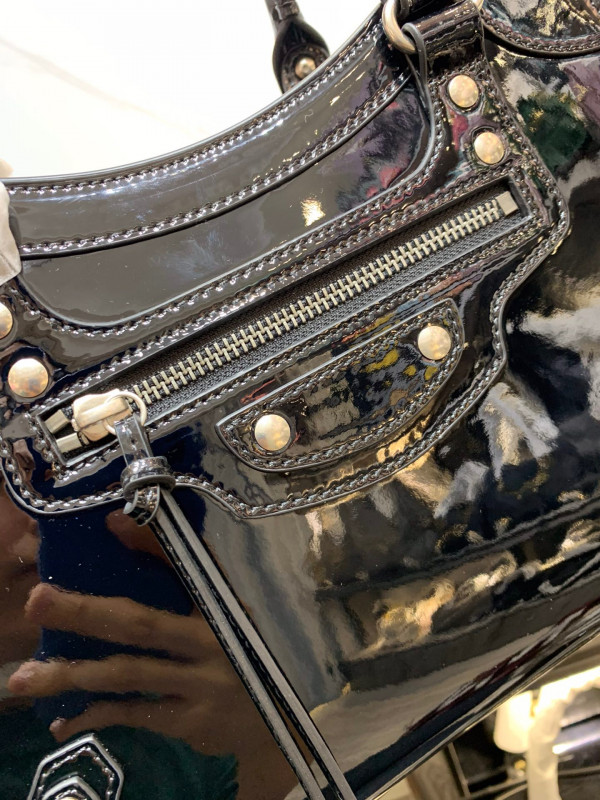 BALENCIAGA NEO CLASSIC SMALL TOP HANDLE BAG [Balenciaga222] CELINE CHANEL ACCESSORIES LOEWE SHOES LOUIS VUITTON DIRO YSL OTHER BRAND HANDBAGS BALENCIAGA BOTTEGA VENETA GOYARD HERMES BURBERRY VALENTINO GUCCI FENDI MIUMIU CHLOE PRADA BVLGARI SUITCASE NEW ARRIVAL 
