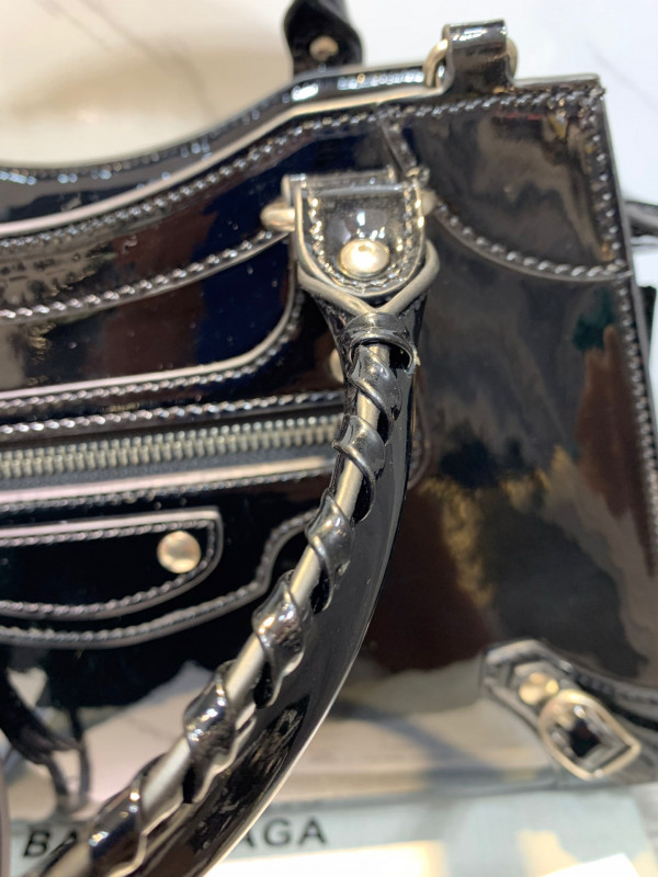 BALENCIAGA NEO CLASSIC SMALL TOP HANDLE BAG [Balenciaga222] CELINE CHANEL ACCESSORIES LOEWE SHOES LOUIS VUITTON DIRO YSL OTHER BRAND HANDBAGS BALENCIAGA BOTTEGA VENETA GOYARD HERMES BURBERRY VALENTINO GUCCI FENDI MIUMIU CHLOE PRADA BVLGARI SUITCASE NEW ARRIVAL 