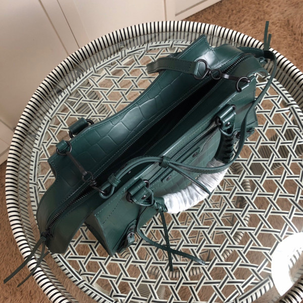 BALENCIAGA NEO CLASSIC SMALL TOP HANDLE BAG [Balenciaga210] CELINE CHANEL ACCESSORIES LOEWE SHOES LOUIS VUITTON DIRO YSL OTHER BRAND HANDBAGS BALENCIAGA BOTTEGA VENETA GOYARD HERMES BURBERRY VALENTINO GUCCI FENDI MIUMIU CHLOE PRADA BVLGARI SUITCASE NEW ARRIVAL 