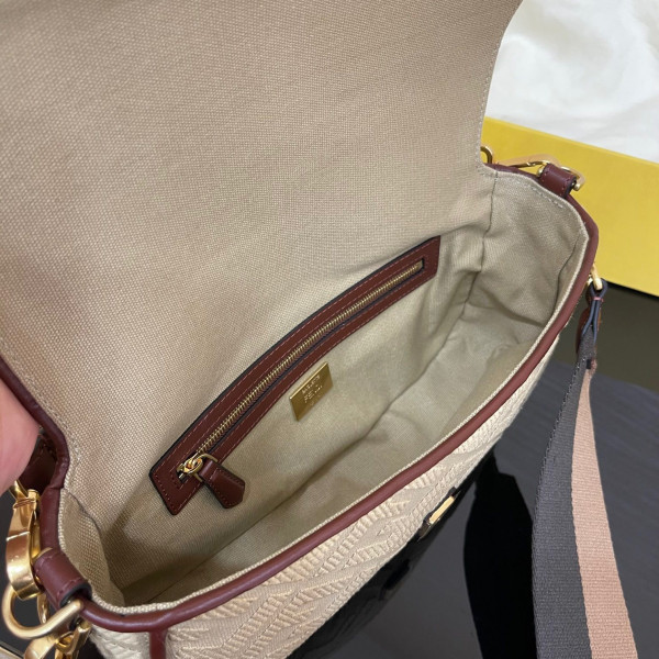 FENDI BAGUETTE [Fendi331] CELINE CHANEL ACCESSORIES LOEWE SHOES LOUIS VUITTON DIRO YSL OTHER BRAND HANDBAGS BALENCIAGA BOTTEGA VENETA GOYARD HERMES BURBERRY VALENTINO GUCCI FENDI MIUMIU CHLOE PRADA BVLGARI SUITCASE NEW ARRIVAL 
