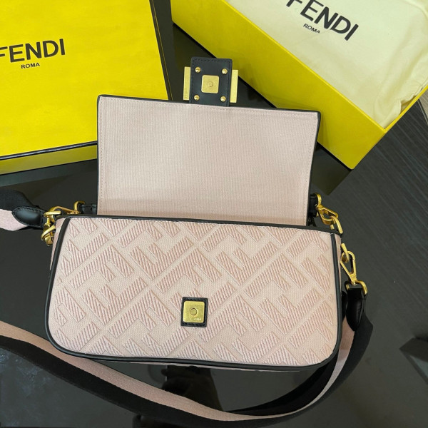 FENDI BAGUETTE [Fendi330] CELINE CHANEL ACCESSORIES LOEWE SHOES LOUIS VUITTON DIRO YSL OTHER BRAND HANDBAGS BALENCIAGA BOTTEGA VENETA GOYARD HERMES BURBERRY VALENTINO GUCCI FENDI MIUMIU CHLOE PRADA BVLGARI SUITCASE NEW ARRIVAL 