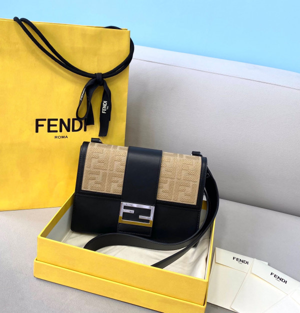 FENDI FLAT BAGUETTE [Fendi326] CELINE CHANEL ACCESSORIES LOEWE SHOES LOUIS VUITTON DIRO YSL OTHER BRAND HANDBAGS BALENCIAGA BOTTEGA VENETA GOYARD HERMES BURBERRY VALENTINO GUCCI FENDI MIUMIU CHLOE PRADA BVLGARI SUITCASE NEW ARRIVAL 