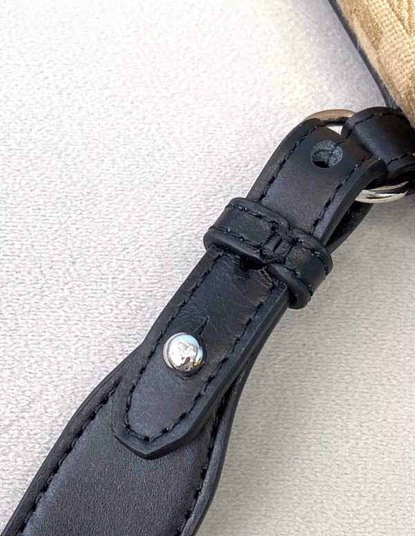 FENDI FLAT BAGUETTE [Fendi326] CELINE CHANEL ACCESSORIES LOEWE SHOES LOUIS VUITTON DIRO YSL OTHER BRAND HANDBAGS BALENCIAGA BOTTEGA VENETA GOYARD HERMES BURBERRY VALENTINO GUCCI FENDI MIUMIU CHLOE PRADA BVLGARI SUITCASE NEW ARRIVAL 