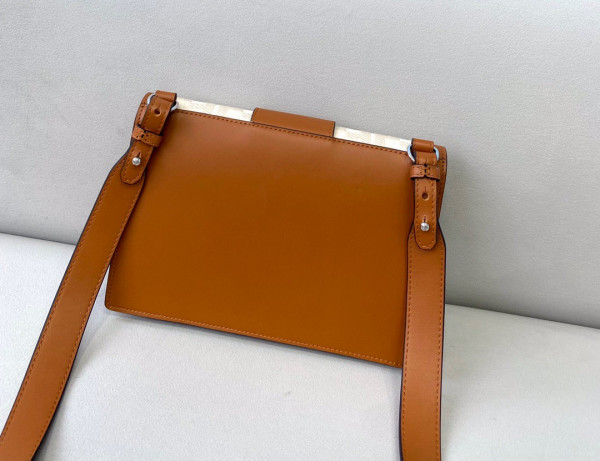 FENDI FLAT BAGUETTE [Fendi325] CELINE CHANEL ACCESSORIES LOEWE SHOES LOUIS VUITTON DIRO YSL OTHER BRAND HANDBAGS BALENCIAGA BOTTEGA VENETA GOYARD HERMES BURBERRY VALENTINO GUCCI FENDI MIUMIU CHLOE PRADA BVLGARI SUITCASE NEW ARRIVAL 