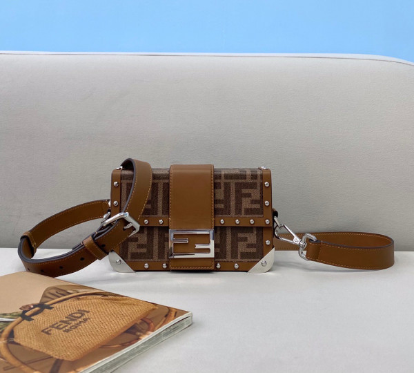 FENDI BAGUETTE TRUNK MINI [Fendi320] CELINE CHANEL ACCESSORIES LOEWE SHOES LOUIS VUITTON DIRO YSL OTHER BRAND HANDBAGS BALENCIAGA BOTTEGA VENETA GOYARD HERMES BURBERRY VALENTINO GUCCI FENDI MIUMIU CHLOE PRADA BVLGARI SUITCASE NEW ARRIVAL 
