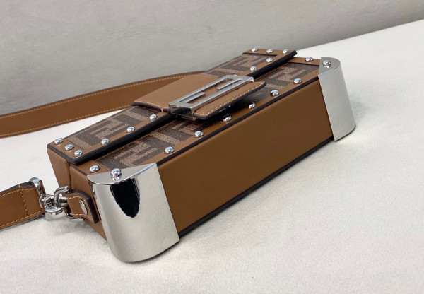 FENDI BAGUETTE TRUNK MINI [Fendi320] CELINE CHANEL ACCESSORIES LOEWE SHOES LOUIS VUITTON DIRO YSL OTHER BRAND HANDBAGS BALENCIAGA BOTTEGA VENETA GOYARD HERMES BURBERRY VALENTINO GUCCI FENDI MIUMIU CHLOE PRADA BVLGARI SUITCASE NEW ARRIVAL 
