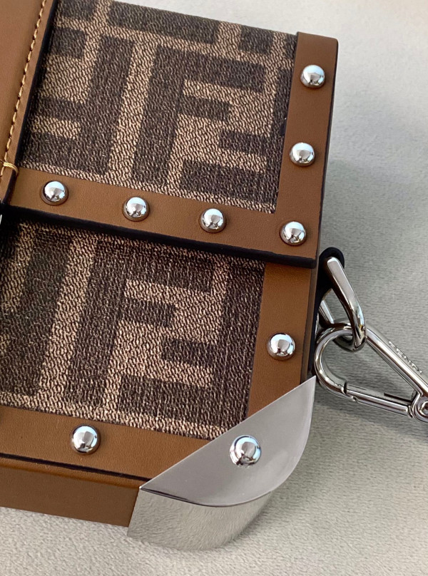 FENDI BAGUETTE TRUNK MINI [Fendi320] CELINE CHANEL ACCESSORIES LOEWE SHOES LOUIS VUITTON DIRO YSL OTHER BRAND HANDBAGS BALENCIAGA BOTTEGA VENETA GOYARD HERMES BURBERRY VALENTINO GUCCI FENDI MIUMIU CHLOE PRADA BVLGARI SUITCASE NEW ARRIVAL 